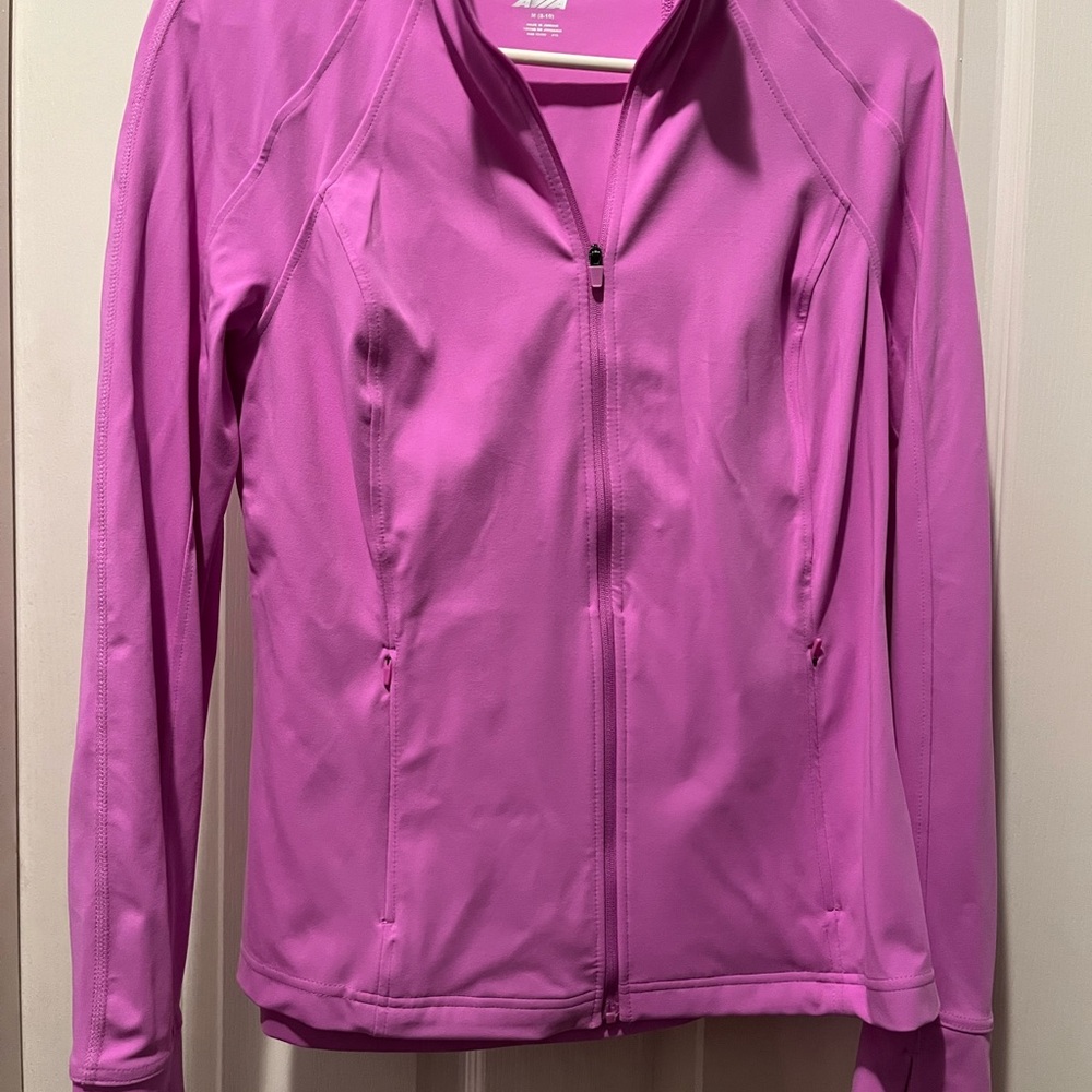 This Avia woman’s jacket is a pink/mauve color. Size medium (8-10).